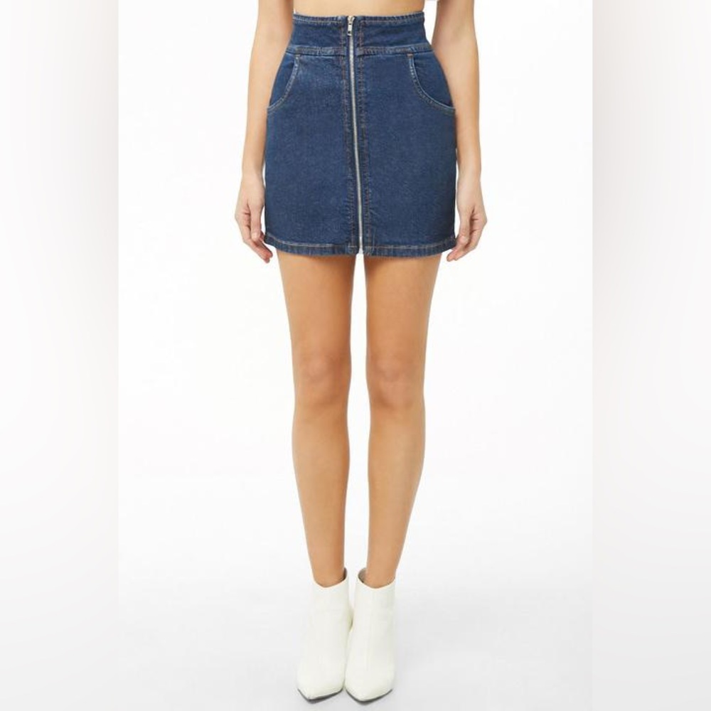 NWOT Forever 21 Dark Wash Denim Mini Skirt with Front Zipper. Size Large.